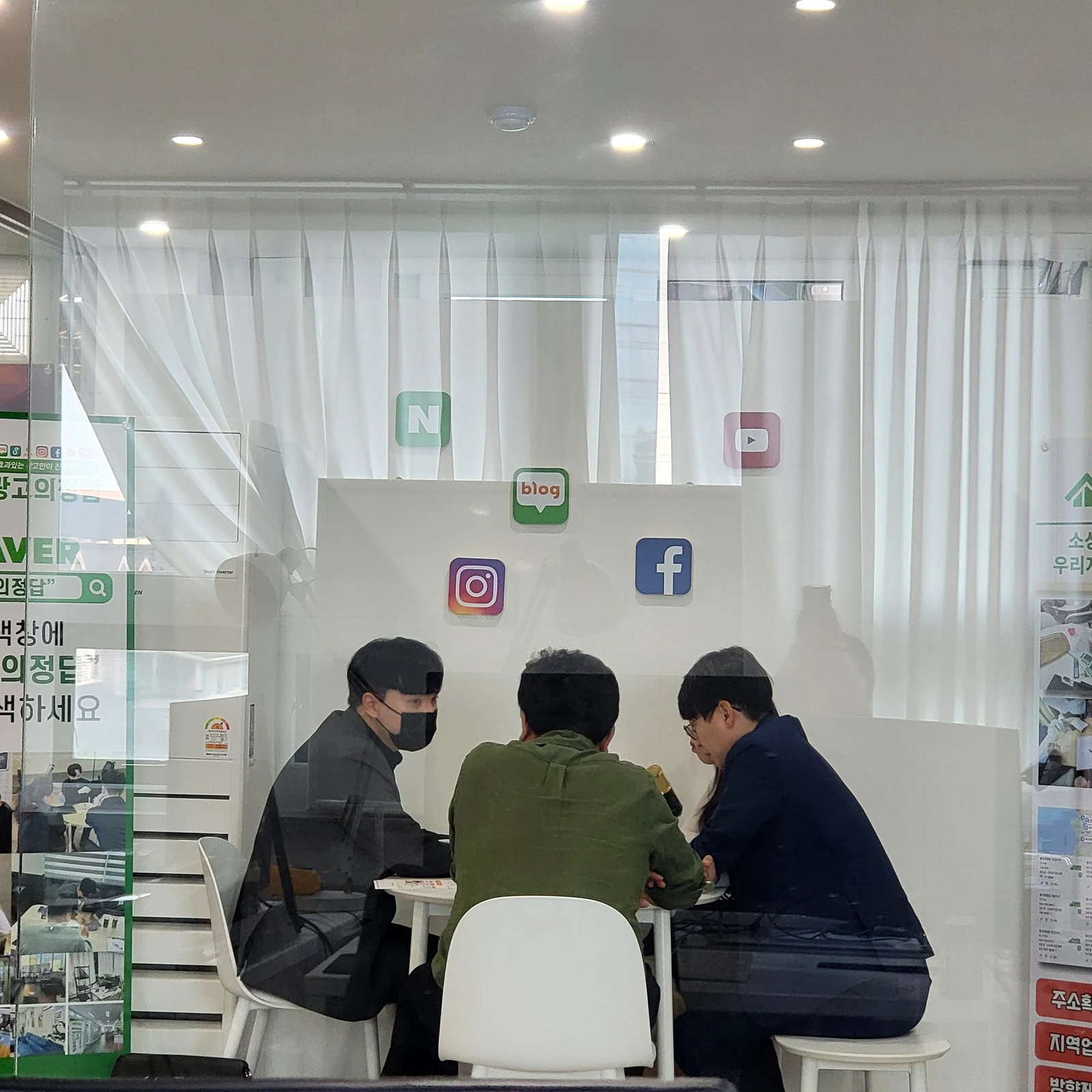 사무실 회의 공간에서 세 사람이 함께 진행하는 실제 상담